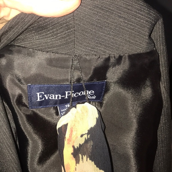 Evan-Picone Suit with scarf - Picture 8 of 15